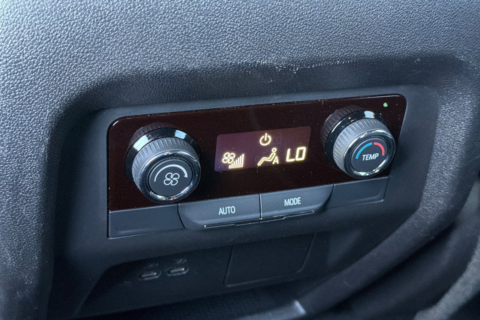 Used 2025 Chevrolet Traverse LT FWD image 39