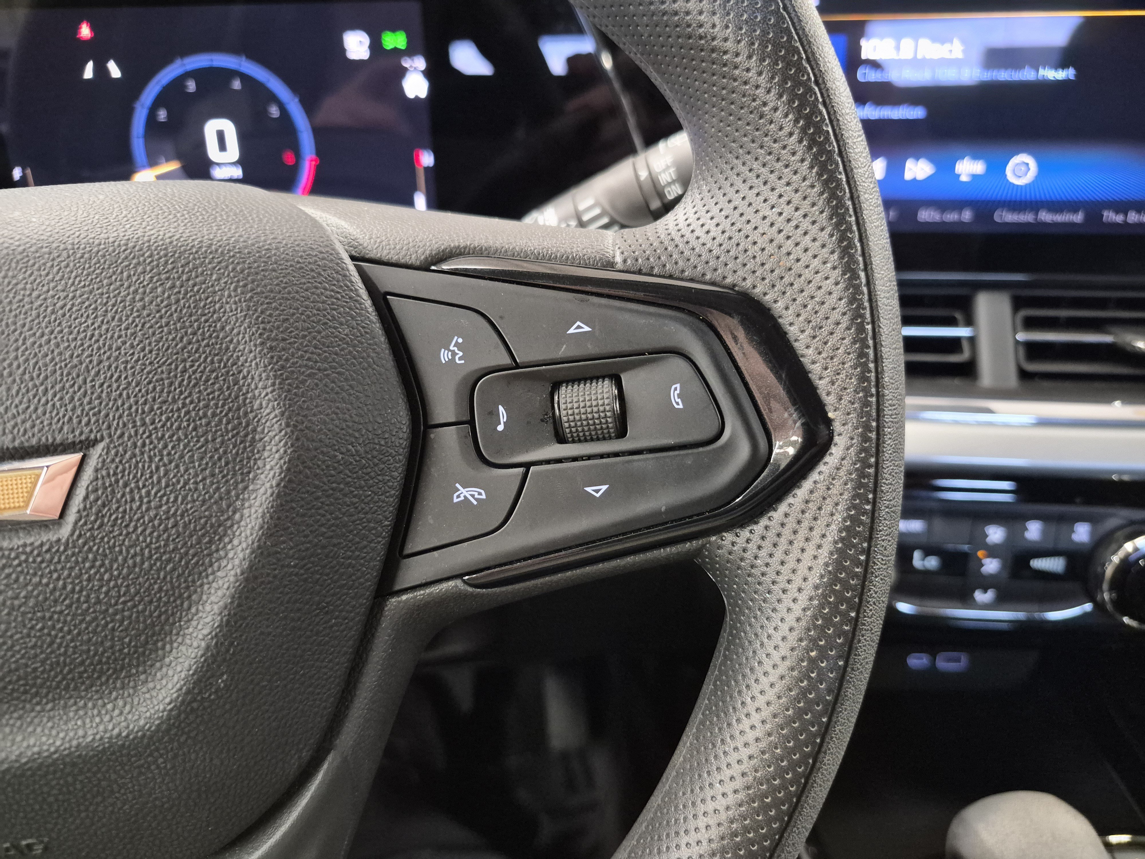 Used 2025 Chevrolet Trax LT FWD image 20