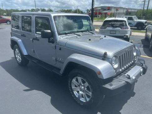 Used 2017 Jeep Wrangler Unlimited Sahara w/ Connectivity Group AWD/4WD image 6