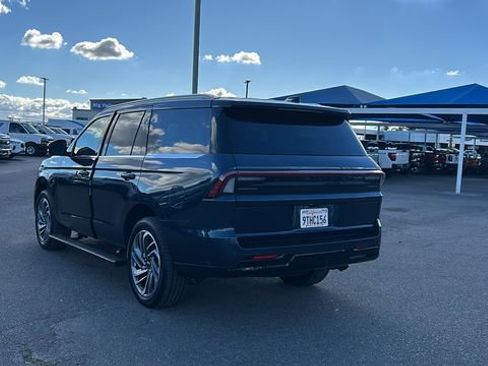 Used 2025 Lincoln Navigator Reserve image 6