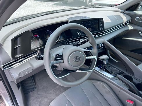 Used 2023 Hyundai Elantra SEL FWD image 6
