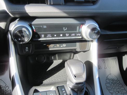 Used 2021 Toyota RAV4 LE AWD/4WD image 20