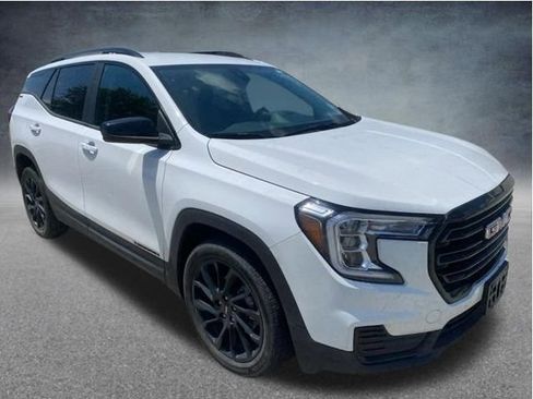 Used 2024 GMC Terrain SLE w/ Elevation Edition FWD image 9