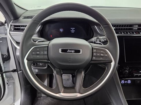 Used 2023 Jeep Grand Cherokee L Laredo image 17