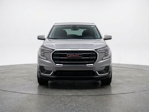 Used 2024 GMC Terrain SLE FWD image 2