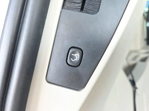 Used 2019 Dodge Grand Caravan SXT FWD image 21