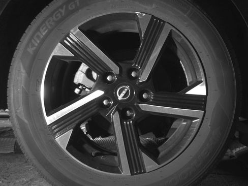 Used 2025 Nissan Sentra SV FWD image 15