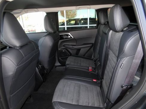 New 2025 Mitsubishi Outlander SE image 16