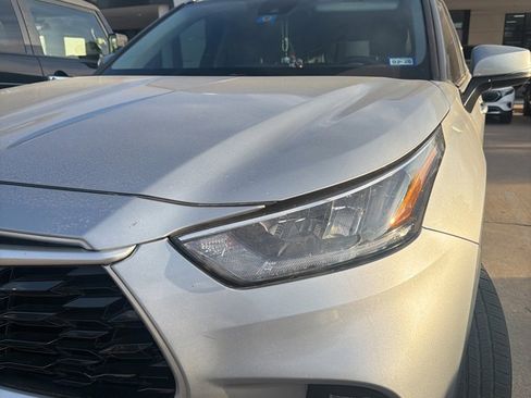 Used 2020 Toyota Highlander XLE image 2
