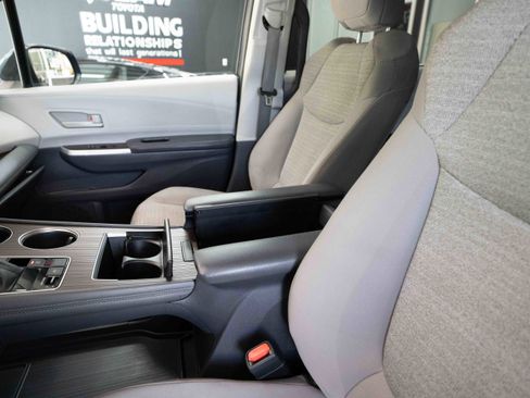 Used 2022 Toyota Sienna LE AWD/4WD image 10