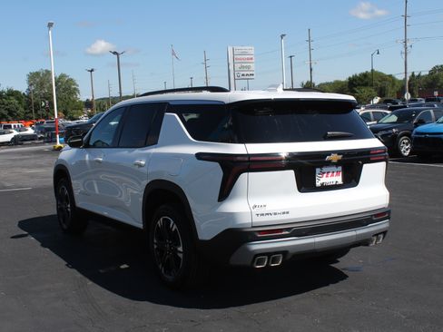 New 2027 Chevrolet Traverse LT w/ Sun and Wheel Package FWD image 5