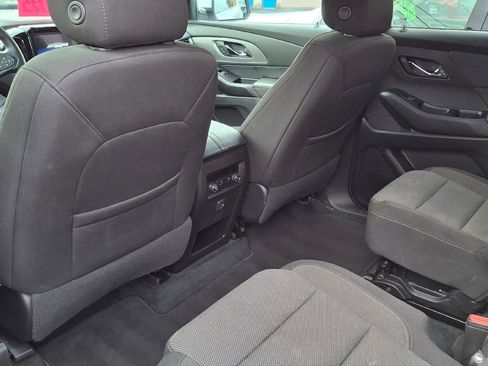 Used 2023 Chevrolet Traverse LT image 8