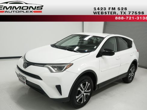 Used 2018 Toyota RAV4 LE FWD image 1