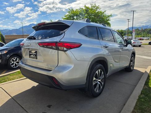 Used 2022 Toyota Highlander XLE AWD/4WD image 5