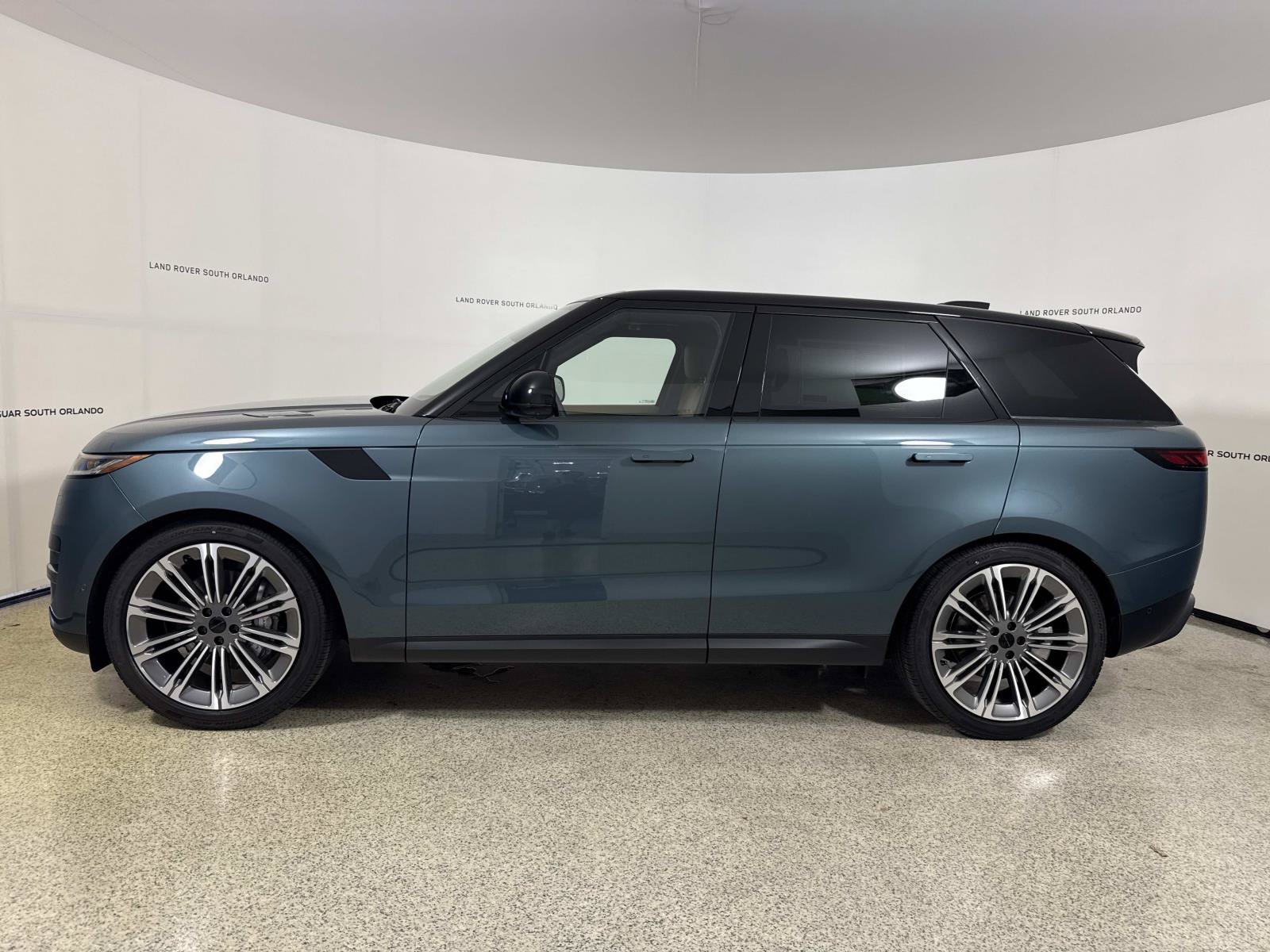 New 2027 Land Rover Range Rover Sport SE AWD/4WD image 2