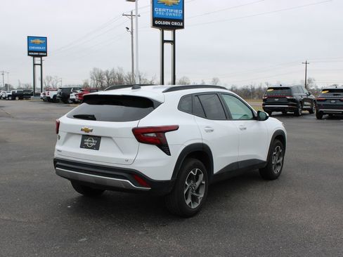 Used 2025 Chevrolet Trax LT w/ LT Convenience Package image 9