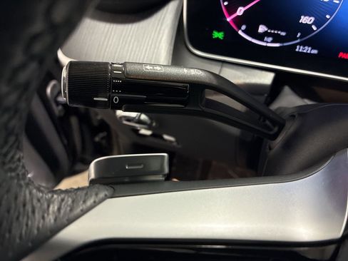 Used 2025 Mercedes-Benz GLC 300 4MATIC image 11