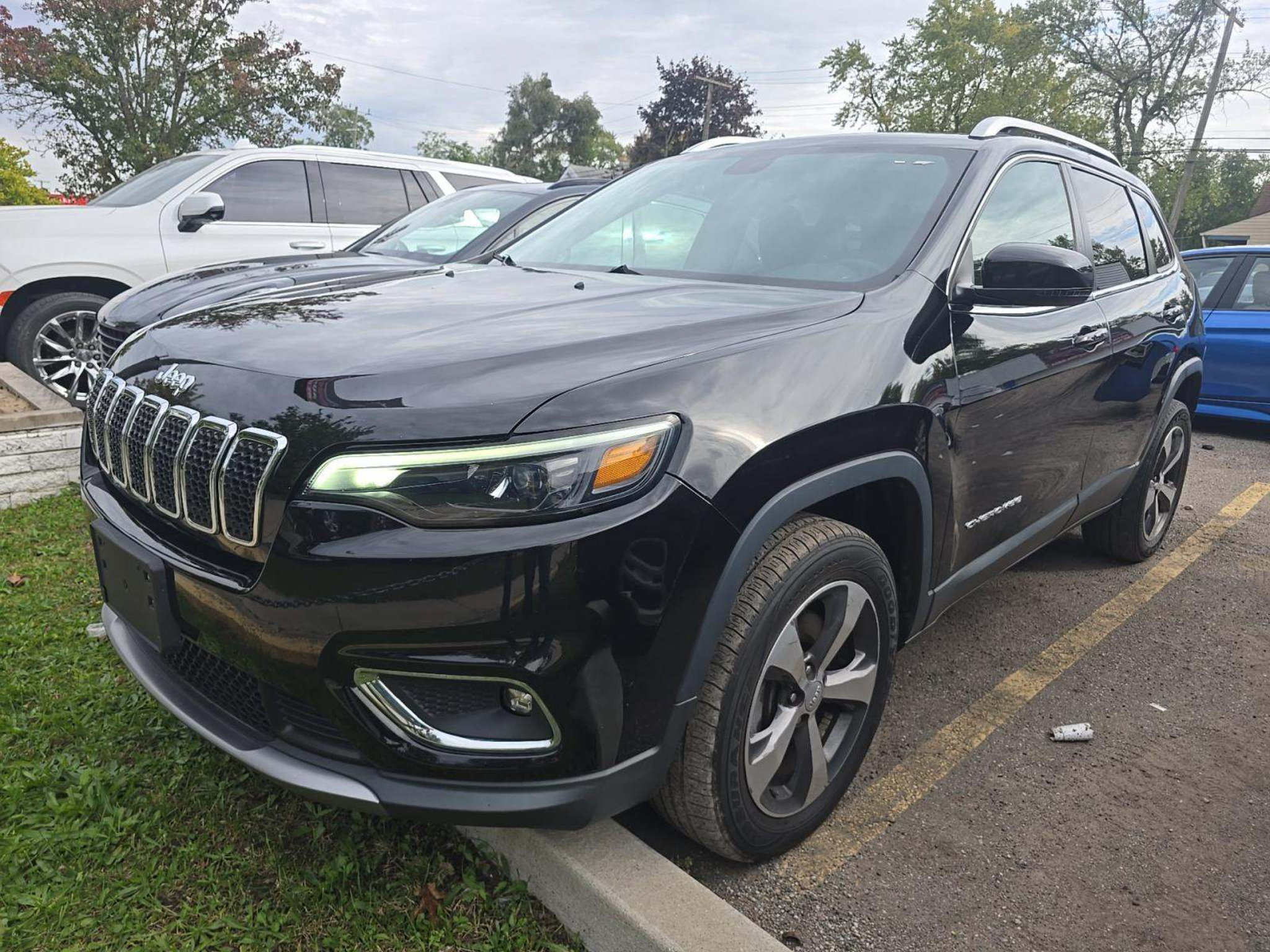 Used 2019 Jeep Cherokee Limited AWD/4WD image 1