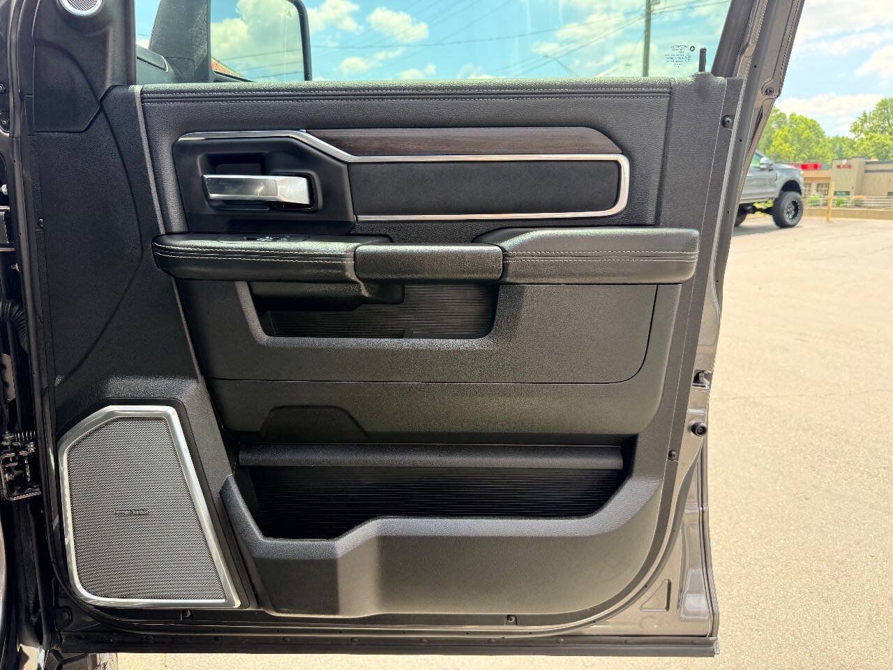 Used 2025 RAM 2500 Laramie AWD/4WD image 39