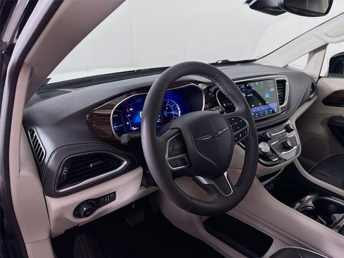 Used 2023 Chrysler Pacifica Limited FWD image 9