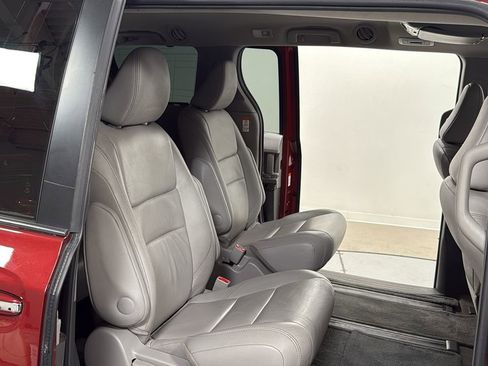 Used 2015 Toyota Sienna XLE w/ XLE Navigation Package image 18