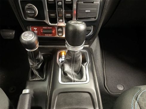 Used 2024 Jeep Wrangler Rubicon image 27