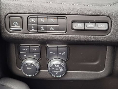 Used 2024 GMC Yukon XL Denali AWD/4WD image 28