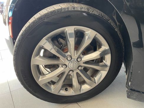 Used 2018 Chrysler 300 Touring image 10