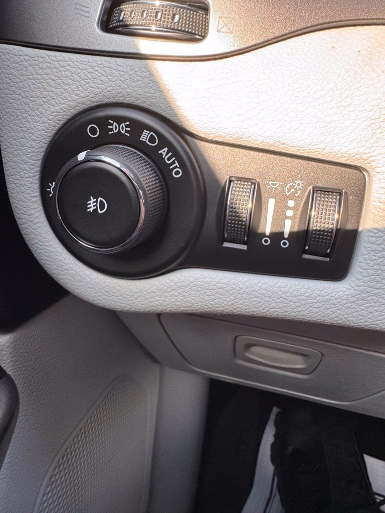 Used 2019 Jeep Cherokee Limited FWD image 23