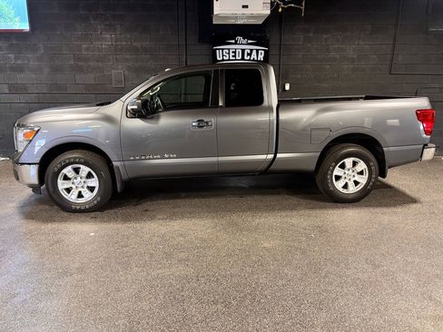 Used 2018 Nissan Titan SV AWD/4WD image 2