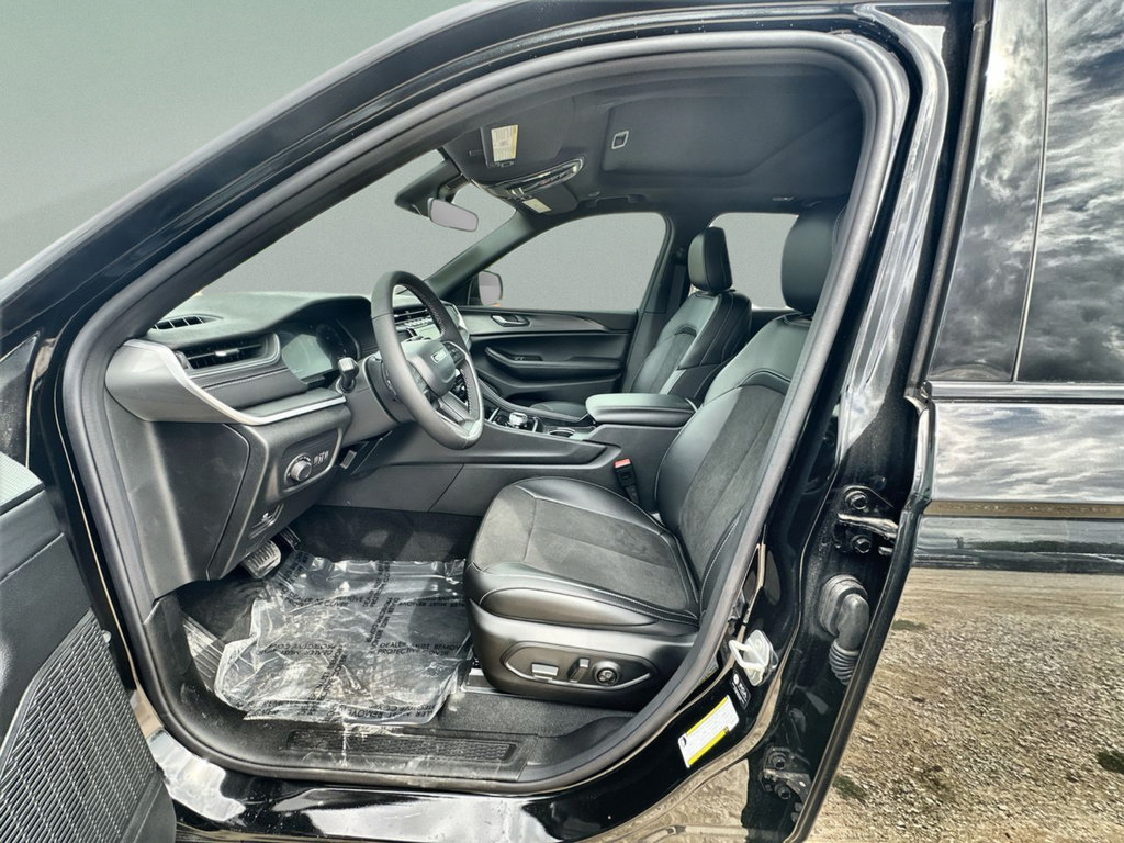 New 2025 Jeep Grand Cherokee Altitude RWD image 27