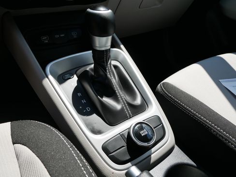 Certified 2024 Hyundai Venue SEL FWD image 26