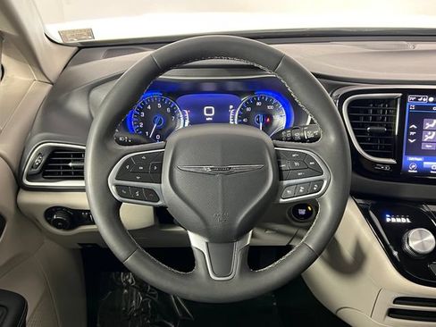 Used 2024 Chrysler Pacifica Touring-L FWD image 7
