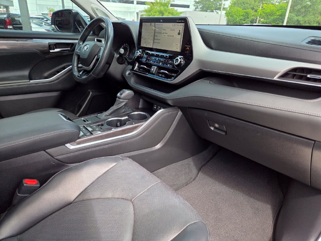 Certified 2022 Toyota Highlander Platinum FWD image 13