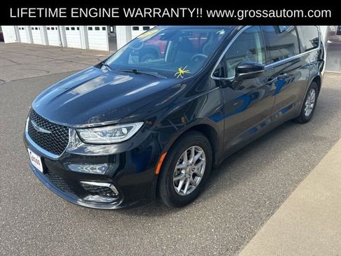 Used 2024 Chrysler Pacifica Touring-L FWD image 4
