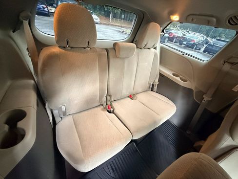 Used 2017 Toyota Sienna LE w/ Protection Package FWD image 17