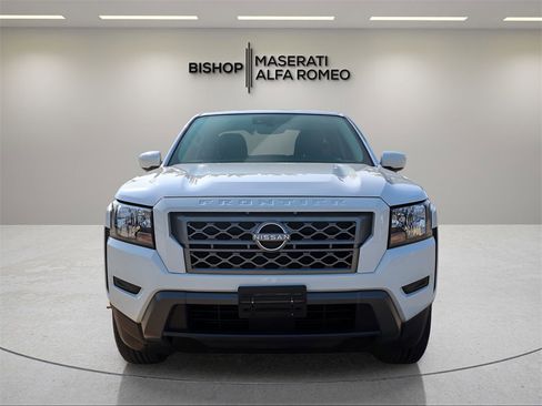 Used 2023 Nissan Frontier SV image 2
