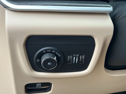 Used 2024 Jeep Grand Cherokee Limited w/ Luxury Tech Group II image 15