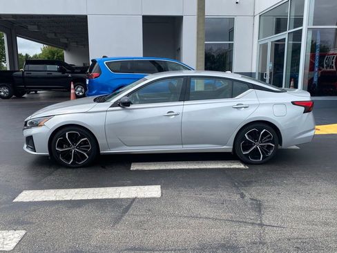 Used 2023 Nissan Altima 2.5 SR FWD image 6