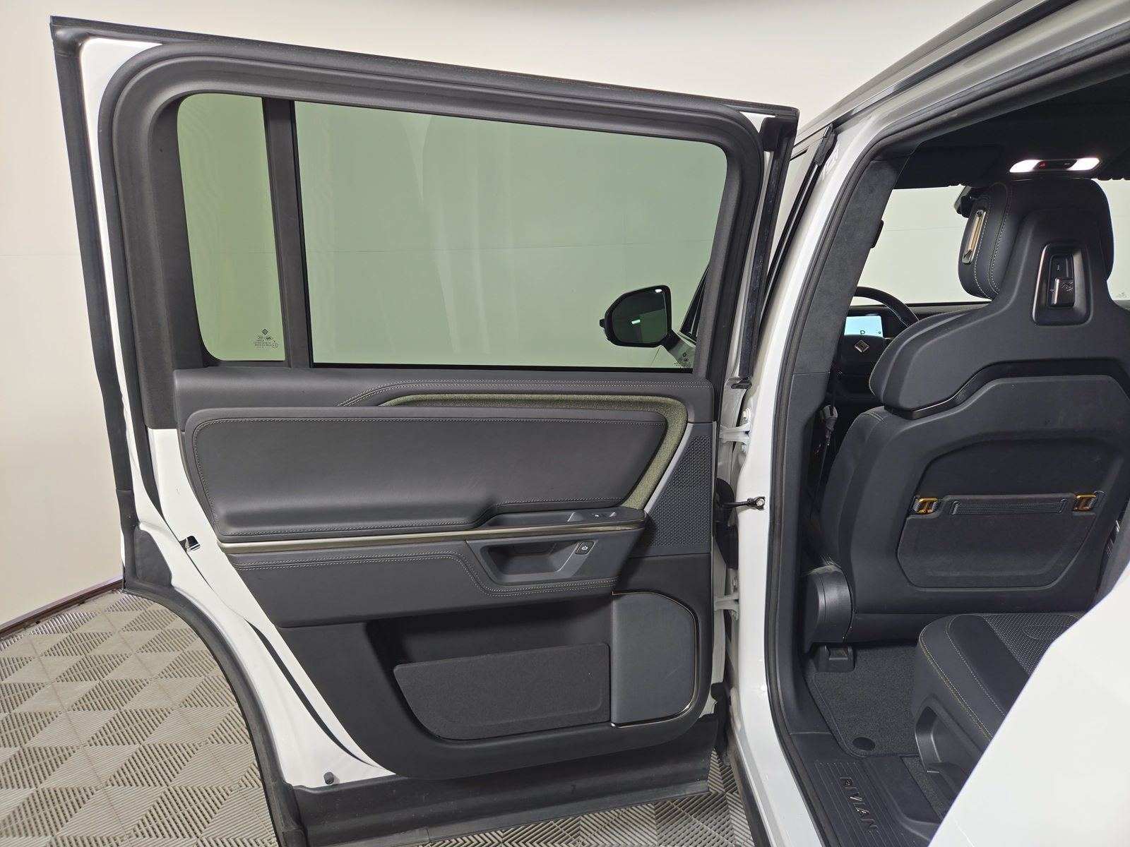 Used 2025 Rivian R1S Adventure Dual AWD/4WD image 17