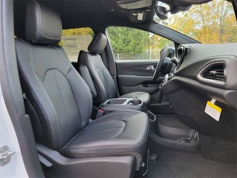 New 2026 Chrysler Pacifica Select image 24