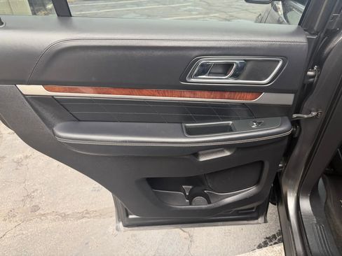 Used 2018 Ford Explorer Platinum image 11