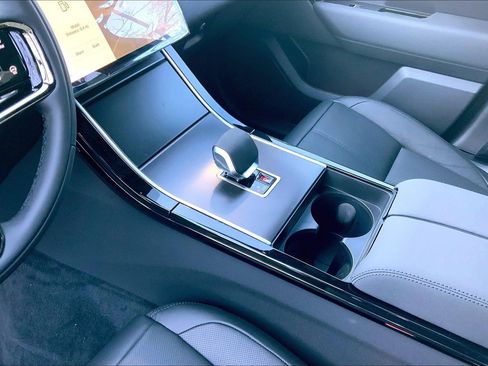 New 2026 Land Rover Range Rover Velar Dynamic SE image 7