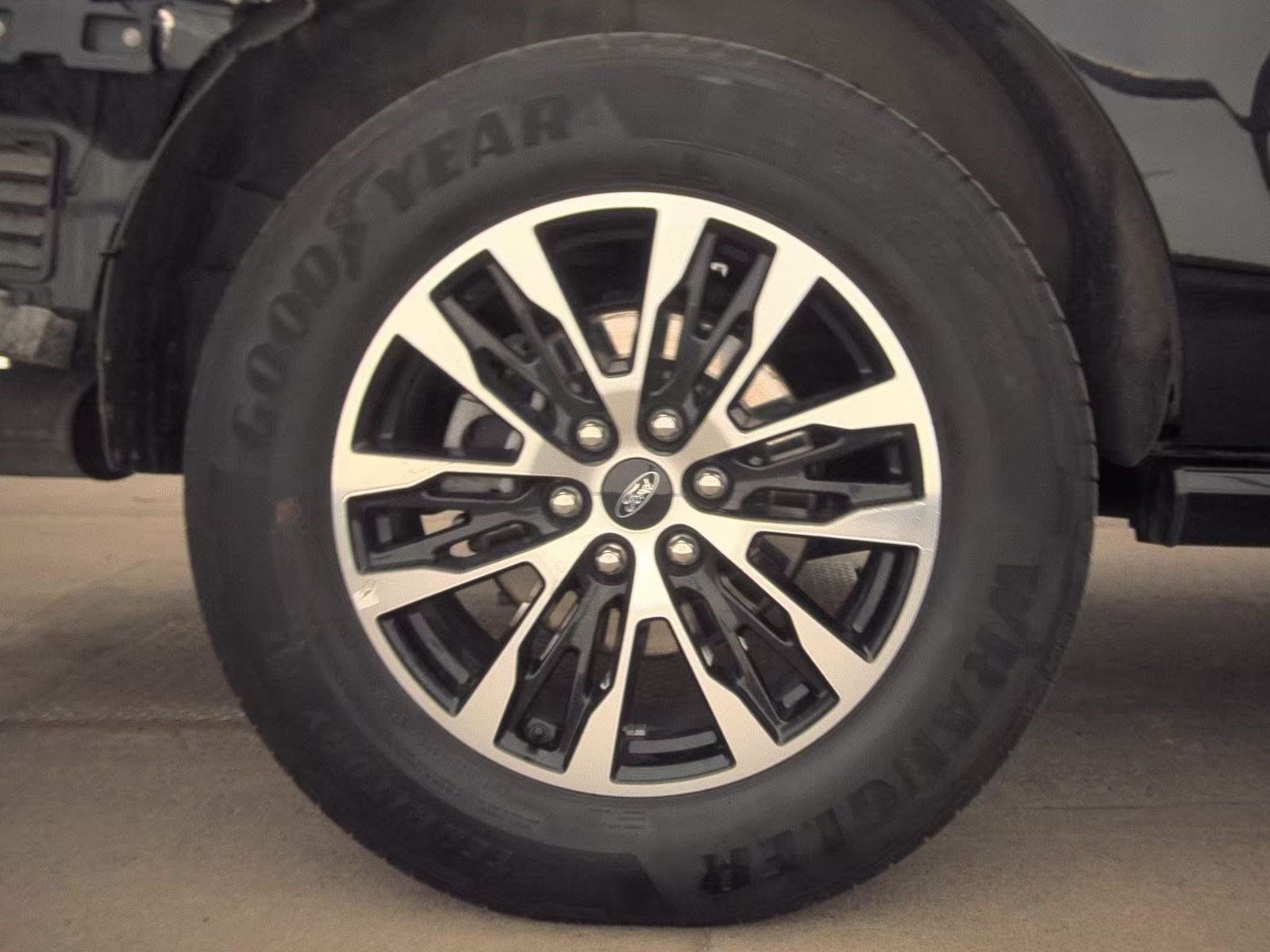 Used 2025 Ford Expedition Platinum AWD/4WD image 5