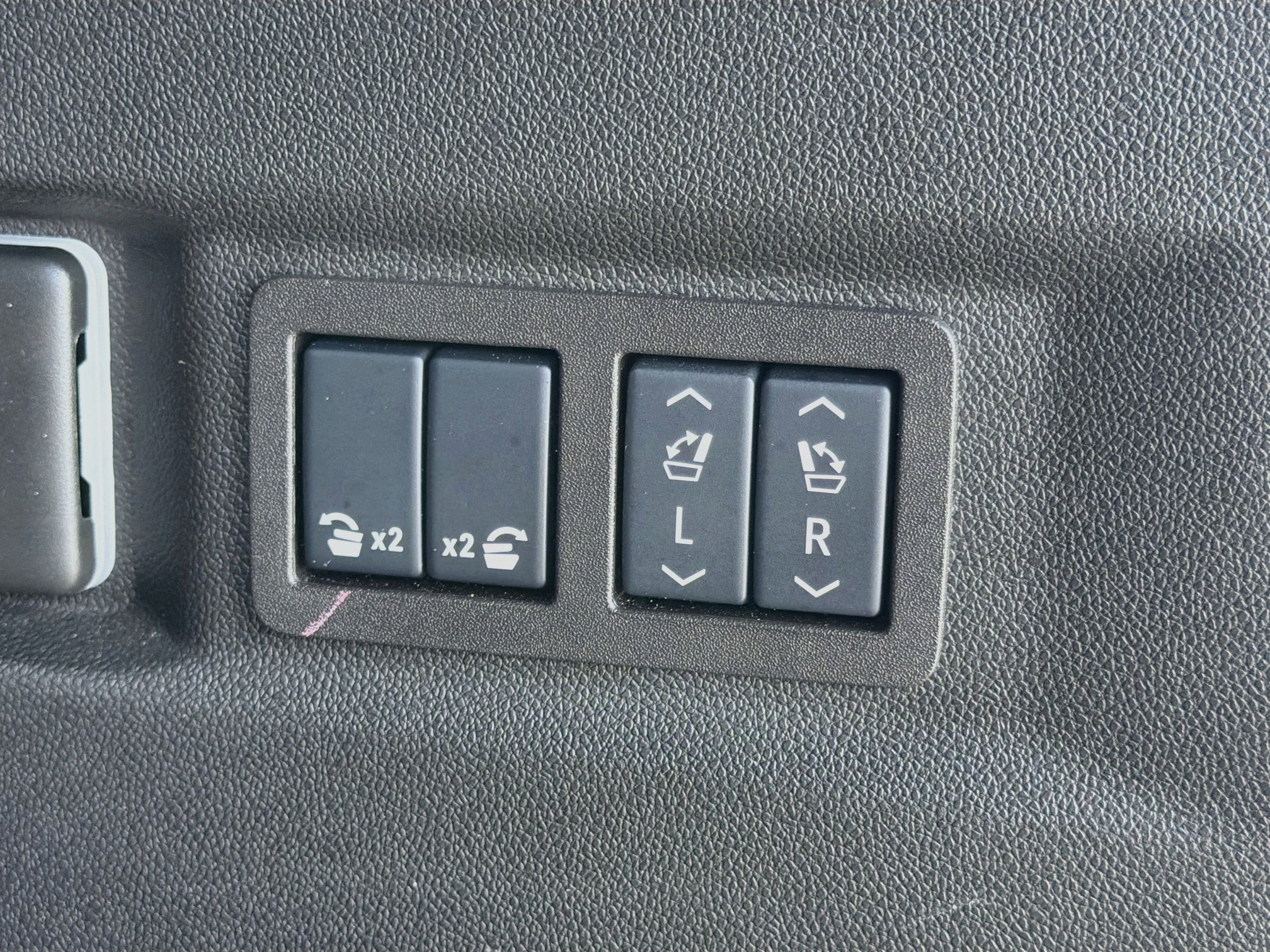 Used 2025 GMC Yukon Denali Ultimate AWD/4WD image 13