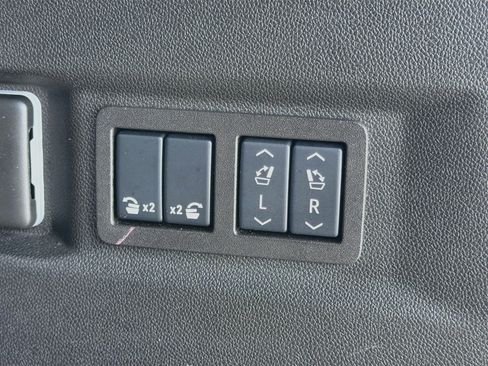 Used 2025 GMC Yukon Denali Ultimate AWD/4WD image 13