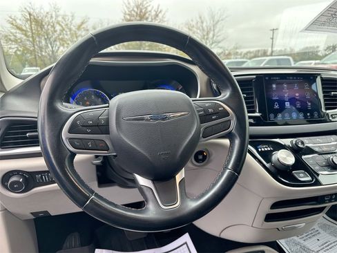 Used 2017 Chrysler Pacifica Touring-L image 19