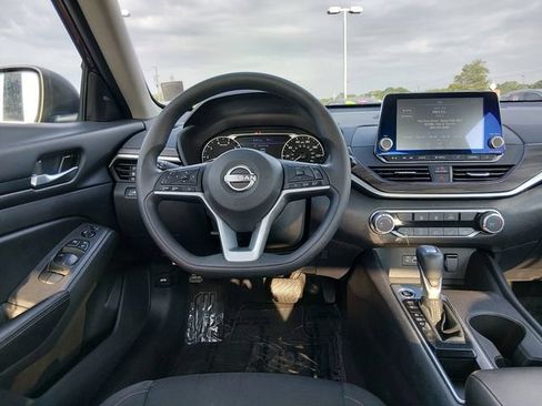 Certified 2025 Nissan Altima 2.5 SV FWD image 10