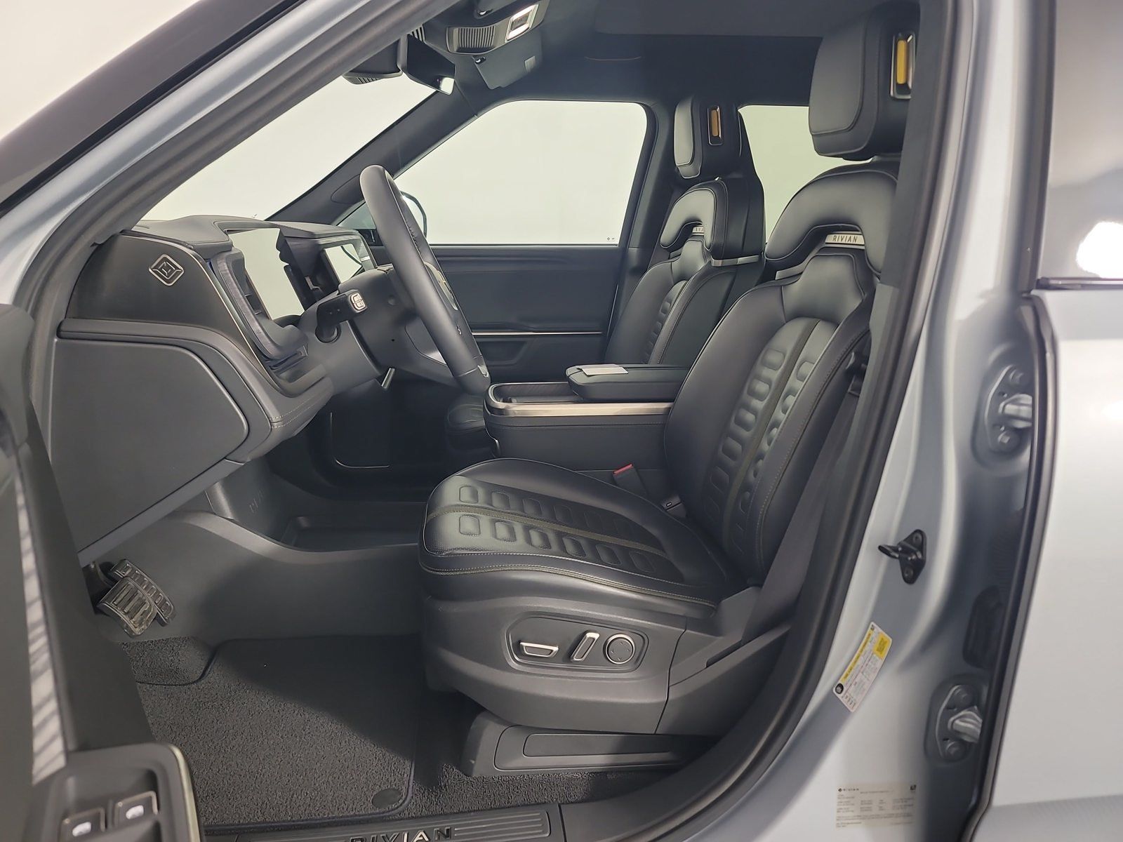 Used 2025 Rivian R1S Adventure Dual AWD/4WD image 20