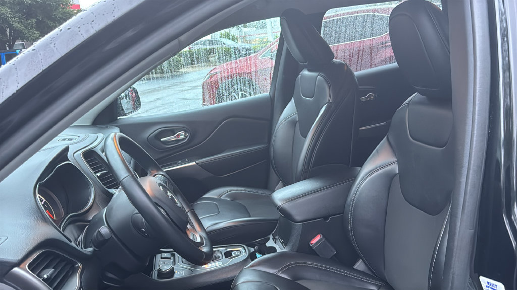 Used 2019 Jeep Cherokee Latitude Plus w/ Cold Weather Group AWD/4WD image 27